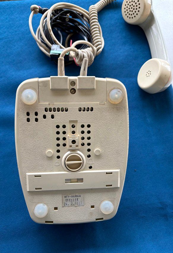 Telefone: Altes Tischtelefon mit allerlei Kabel – Gebraucht aus Bülach von Zauber_Kiste 2