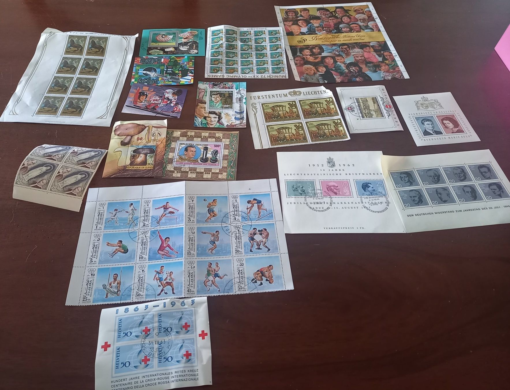 Tous les timbres: 1Kg200 timbres-poste variés, du monde – D'occasion à Crans-Montana par kira56 5