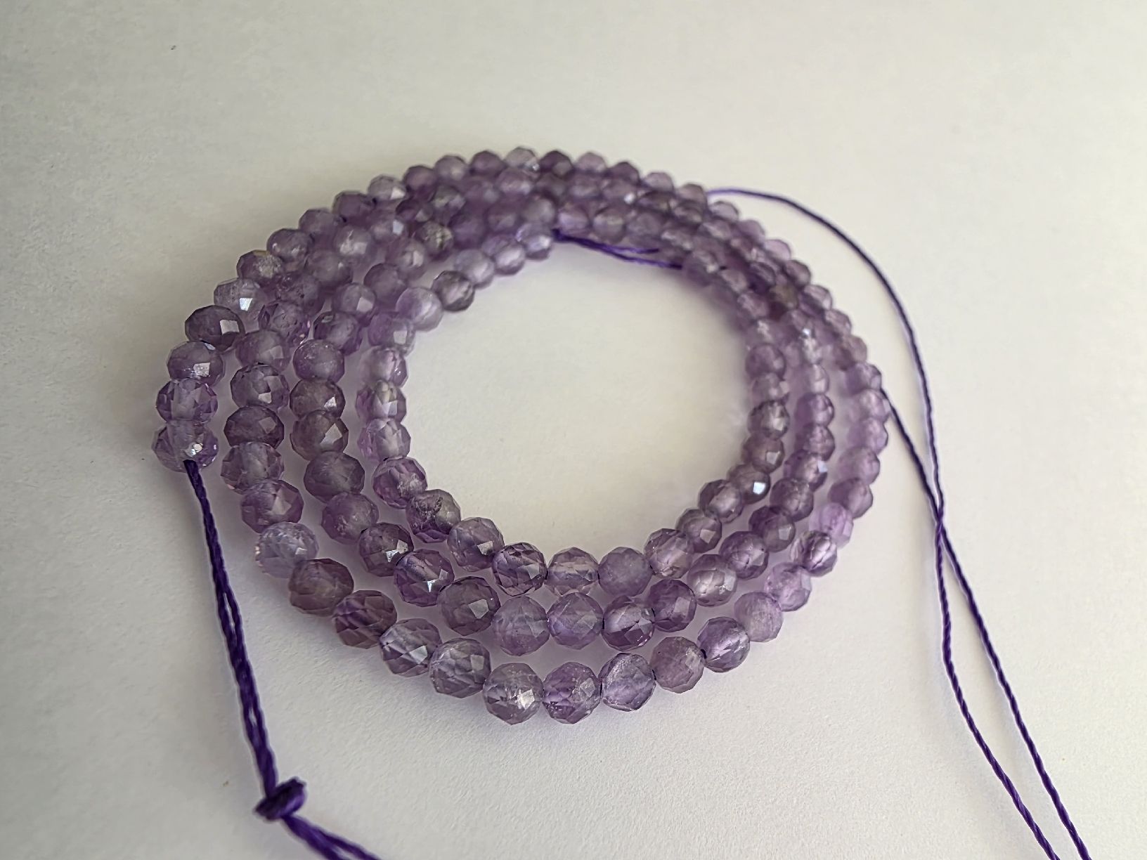 Minerali & Pietre curative: Amethyst facettiert 3mm. Strang – Nuovo e nell'imballaggio originale da Menziken venduto da Mirager 1