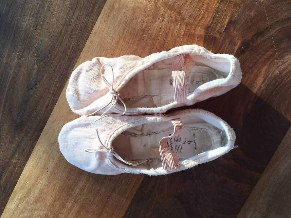 Schuhe für Mädchen: Chaussons de danse 35 – Gebraucht aus La Sarraz von lenamoser