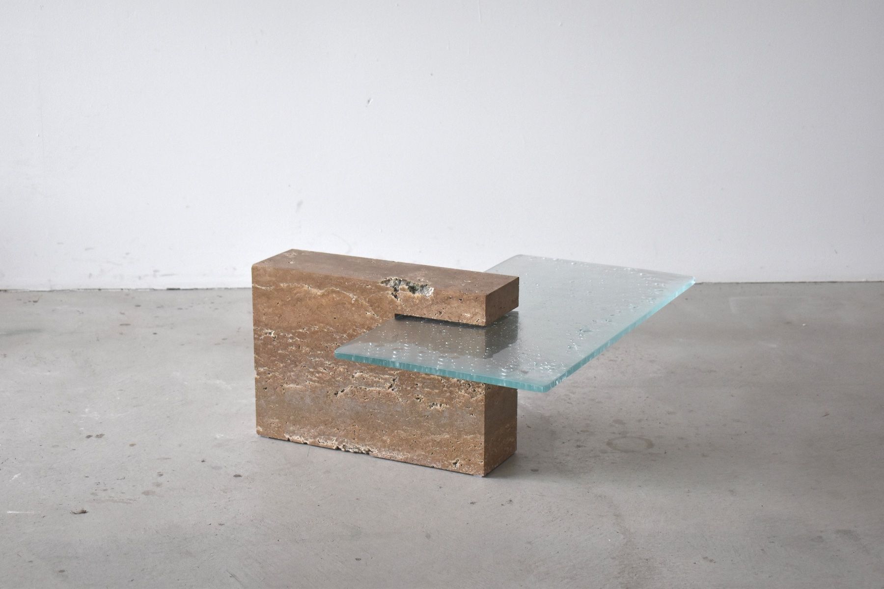 Tavoli: Brutalist Travertin Couchtisch – Nuovo e nell'imballaggio originale da Basel venduto da ale_rg9g