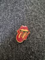 Rolling Stones Pin Anstecknadel rot gold gebrauchter Zustand