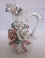 Kleine Henkel-Porzellanvase mit Rosen
