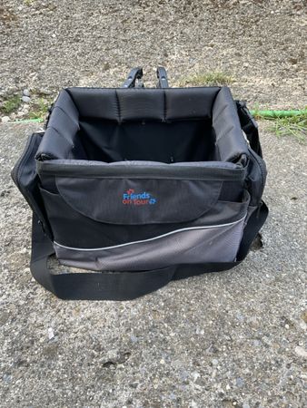 Hundetasche oder Fahrradtasche für den Transport vom Hund