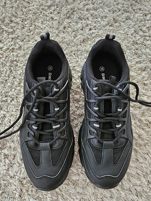 Chaussures femmes: Sneaker Grösse 38 – D'occasion à Rümlang par surfer07