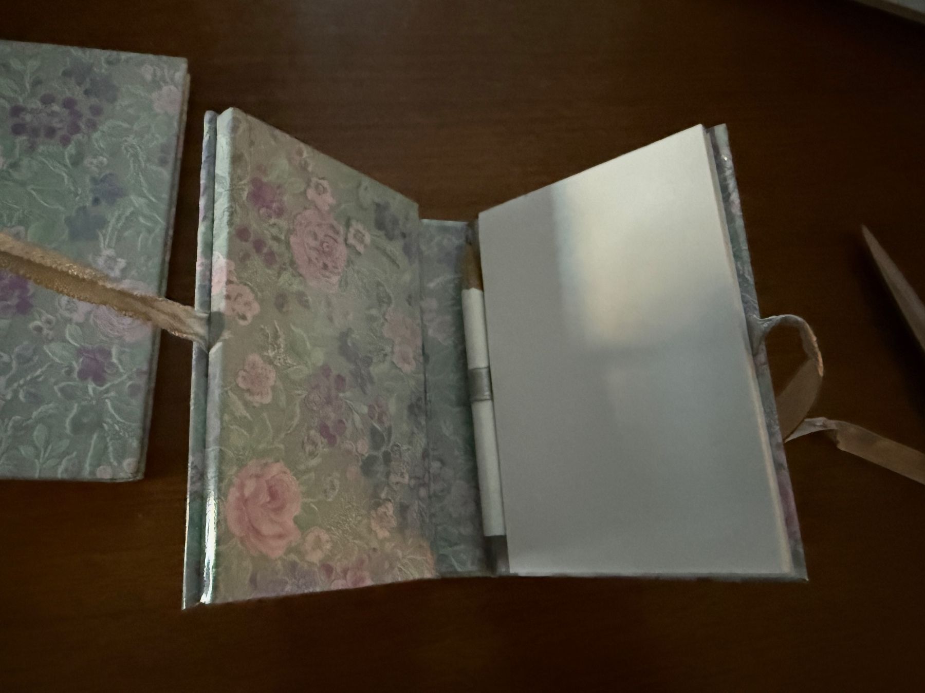 Blocchi: Adressbuch mit Notizblock Blumenmuster gebraucht – Nuovo (secondo la descrizione) da Erstfeld venduto da Mario_boe0 2