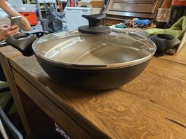 Grosse, neuwertige Bratpfanne mit Glasdeckel (S2)
