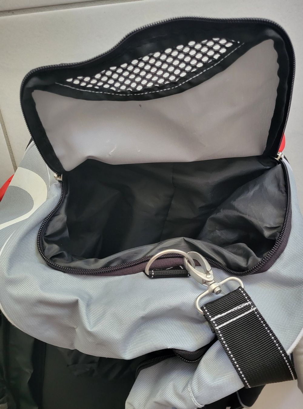 Borse: Sport- oder Reisetasche grau schwarz (seitliches Schuhfach) – Usato da Eschlikon TG venduto da Hirzliblick 3