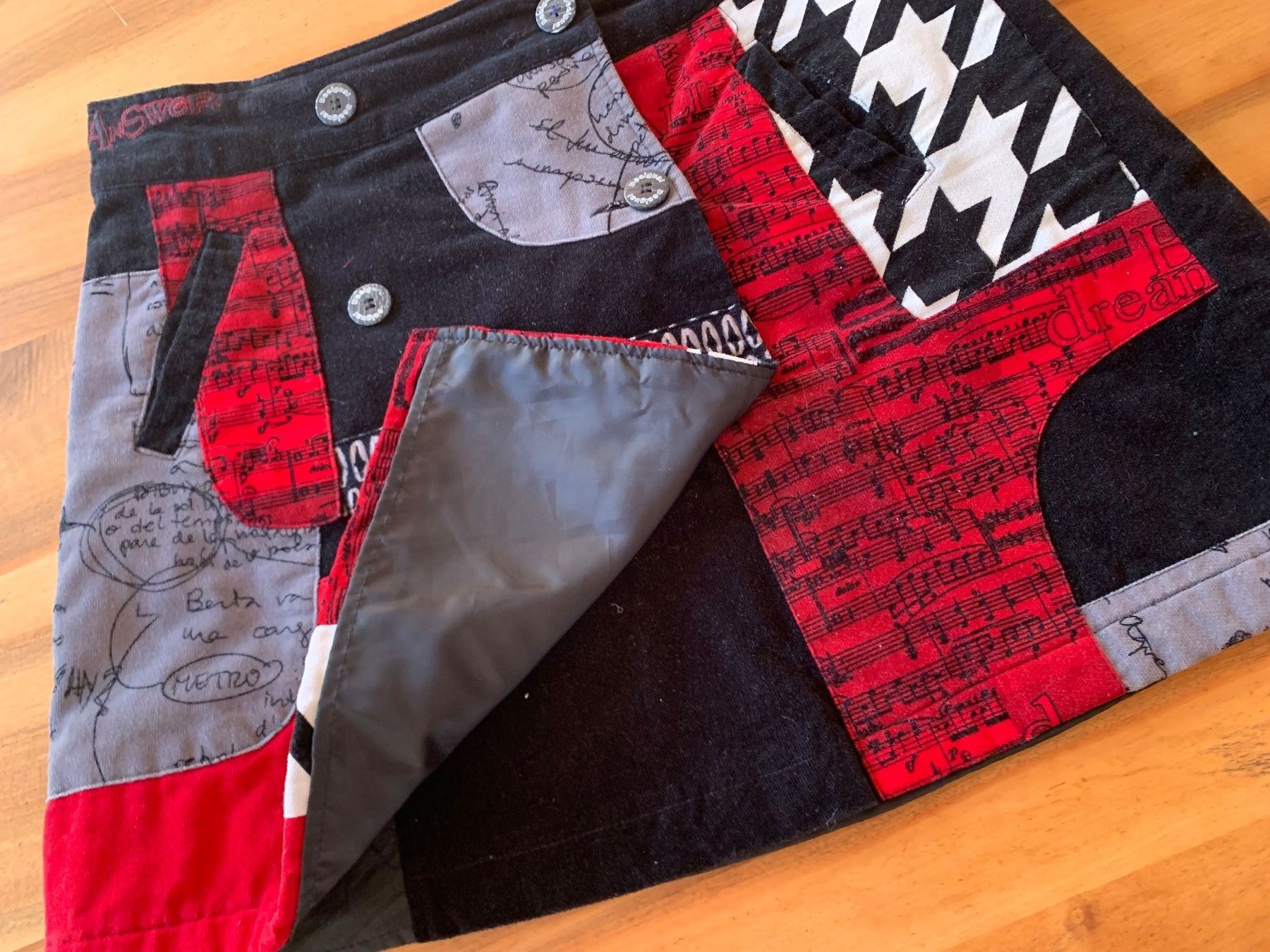 Desigual Gonne: Farbenfroher Mini-Rock von Desigual, Grösse 40 Top – Usato da Meiringen venduto da magnooliaa 1