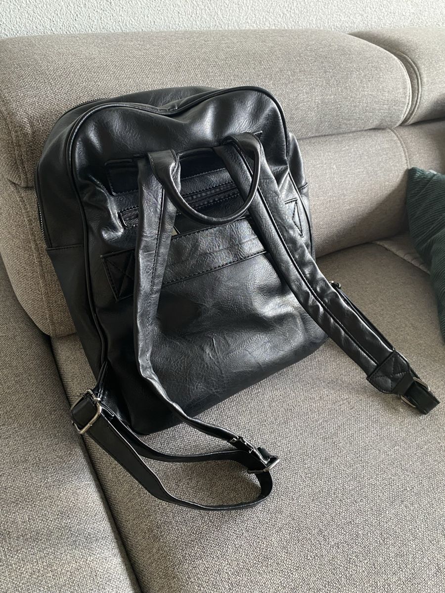 Rucksäcke: Schwarzer Rucksack aus Kunstleder, 40*35 – Gebraucht aus Kriens von sch_v6nl 4