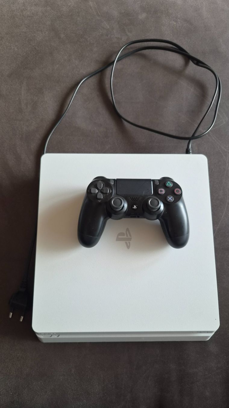 Sony Consoles: weisse PS4 gebraucht, läuft einwandfrei, mit Controller – D'occasion à Zweisimmen par M.G1111 3
