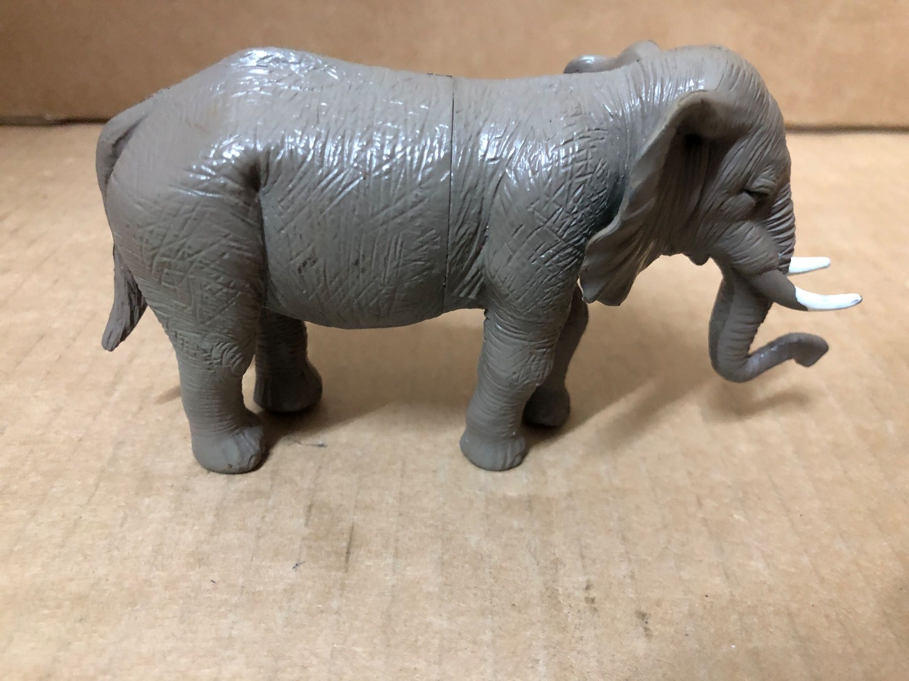 Figuren: Elefant Plastik – Gebraucht aus Eschlikon TG von RamonaSt 2