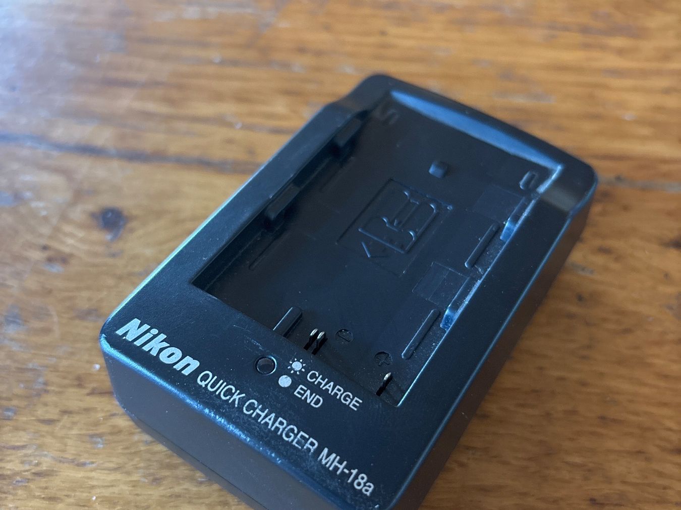 Nikon Altri Accessori: Nikon Ladegerät quick charger MH18a – Usato da Muri AG venduto da seb_lny5