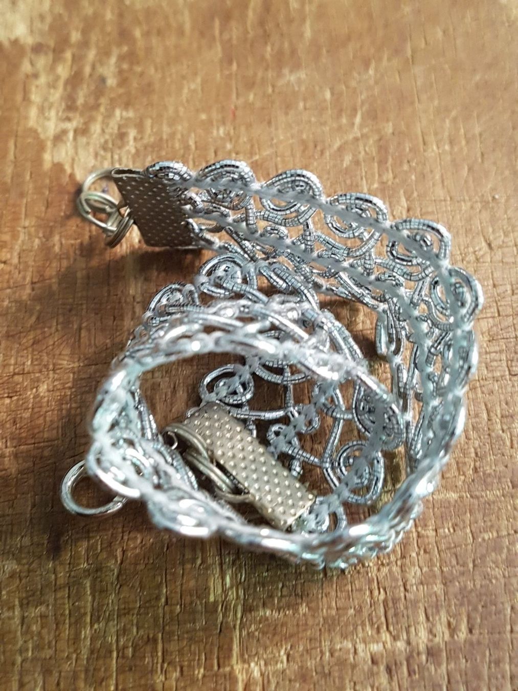 Bracciali & Braccialetti: Armband silberfarbener Stoff m. Metallabschlüssen18cmx2,2cm – Usato da Ettingen venduto da Maranathatalitha 4