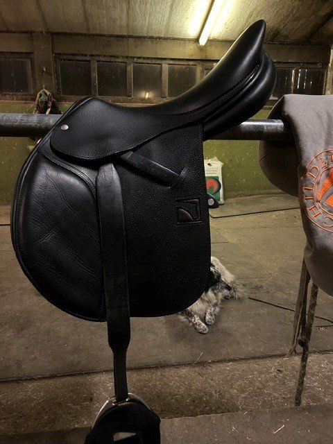 Selle & Accessori: A vendre selle Childeric 18" – Nuovo (secondo la descrizione) da Yvorne venduto da loulou2002
