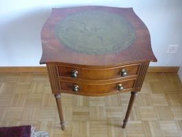 Antik Beistelltisch mit Lederauflage und Schubladen