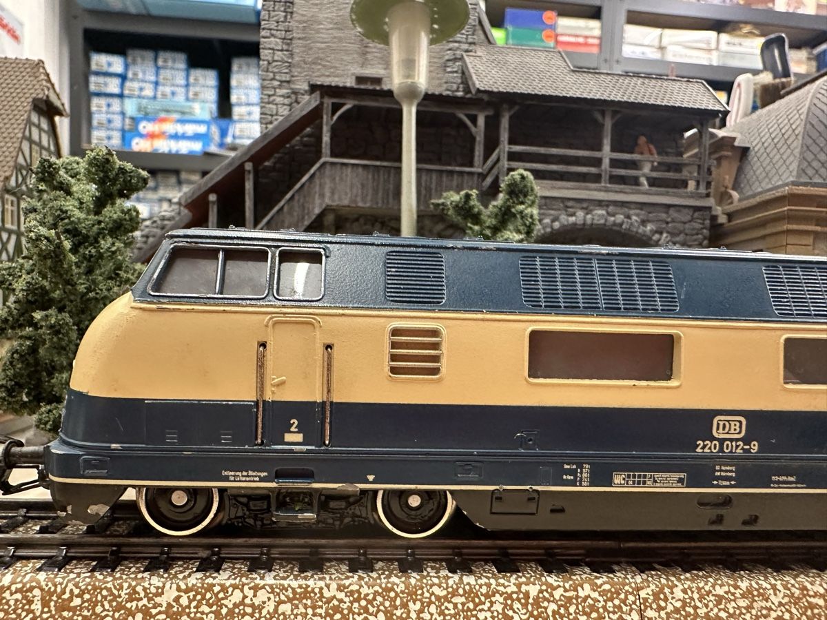 Märklin Modellini di ferrovie: Märklin 3081 DB BR 220 – Usato da Lupsingen venduto da New-Haven 1