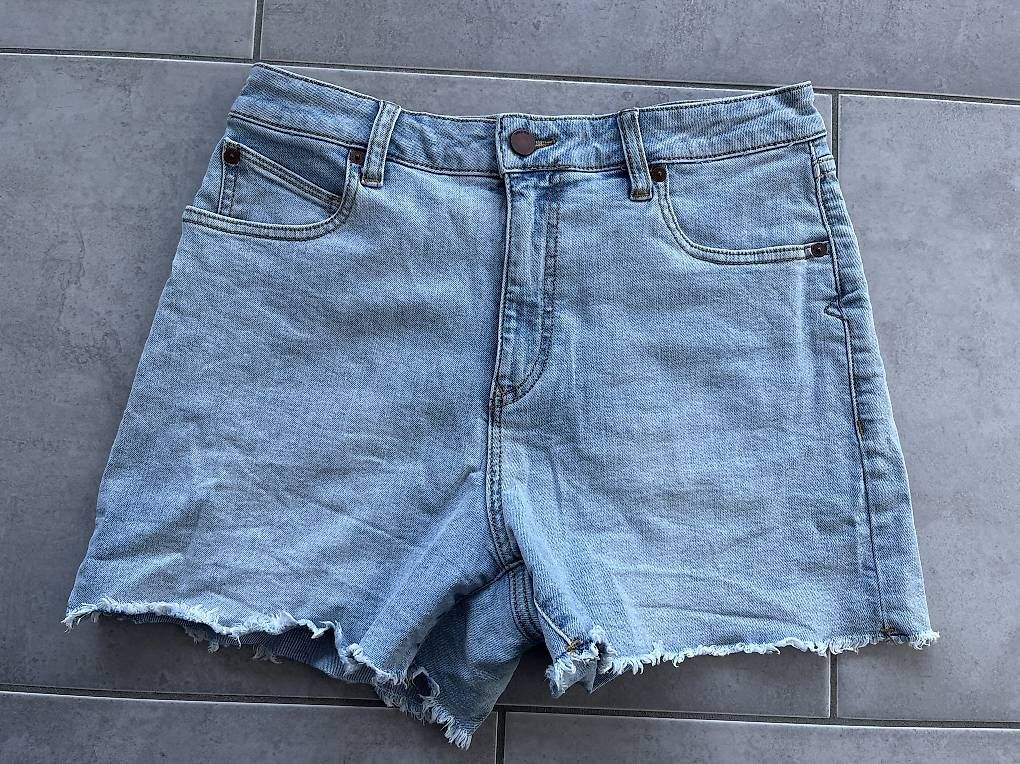 Volcom Jeans: Jeans-Shorts Volcom Gr. 28 – Usato da Thun venduto da Dak5