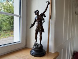 Bronzestatue Jüngling mit Lorbeerzweig, Höhe ca. 55 cm