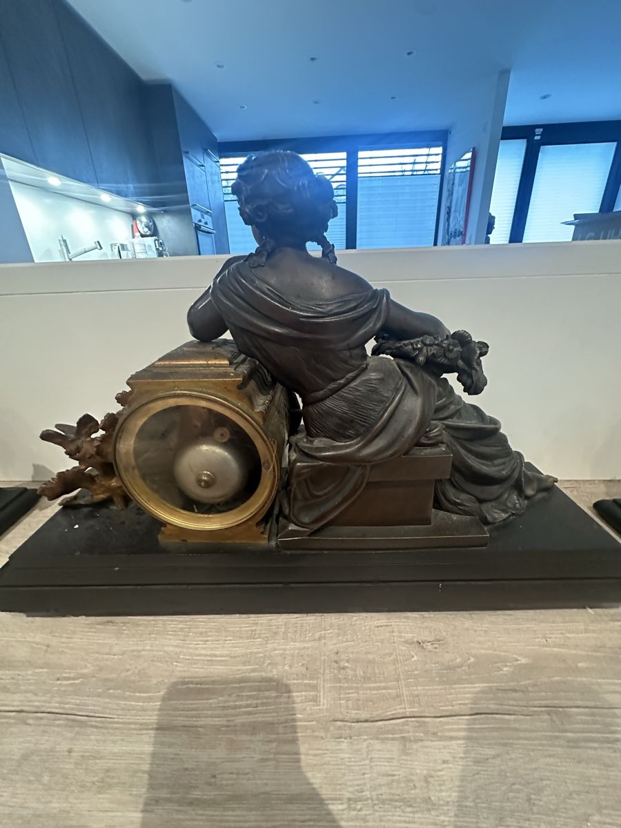 Orologi da terra & Orologi da parete: Majestueuse pendule en bronze flanquée de deux angelots – Usato da Bellevue venduto da bordeaux075cl 3