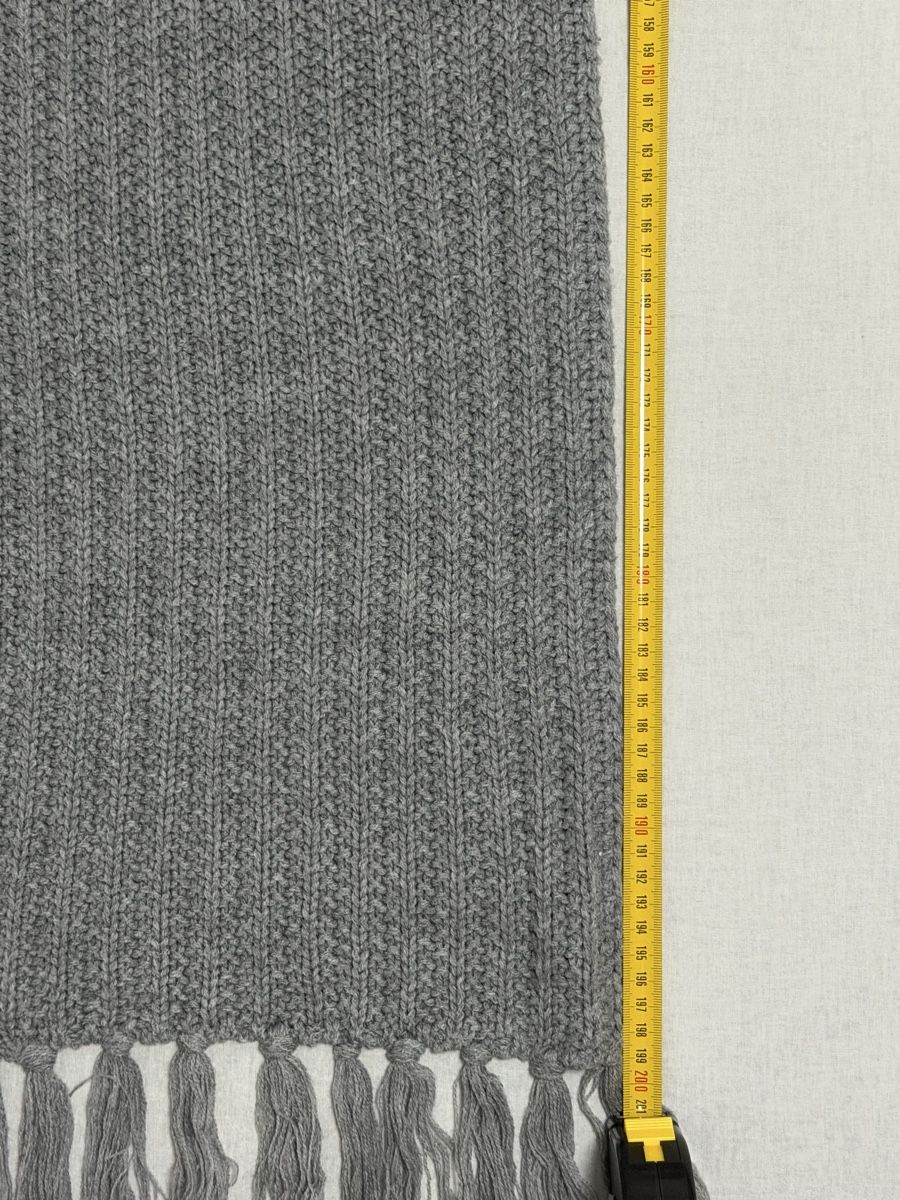 Foulard & Sciarpe: Cozy Grey Knit Scarf with Fringe – Nuovo (secondo la descrizione) da Adliswil venduto da rafabru_ipo 1