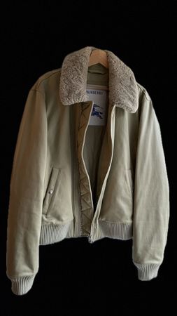 Exklusive Burberry Bomberjacke mit Lammfellkragen