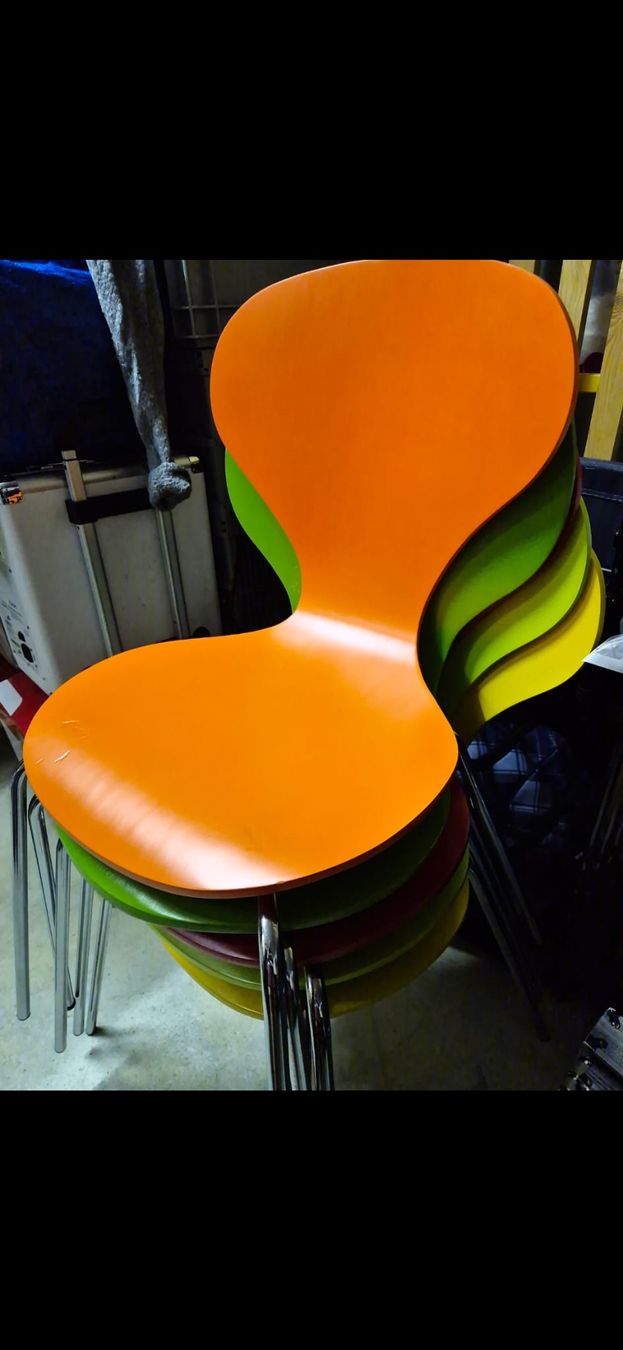 Chaises: 5 Stapelstühle, bunt gemischt – D'occasion à Wädenswil par frandzrh 5