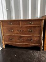 Commode de style Louis XV, marqueterie et bronzes