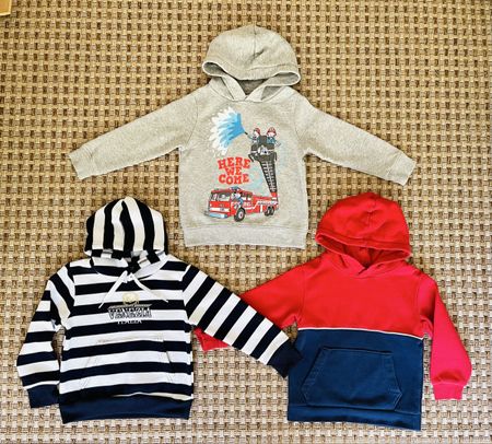 3 Pulls à capuche Taille 110