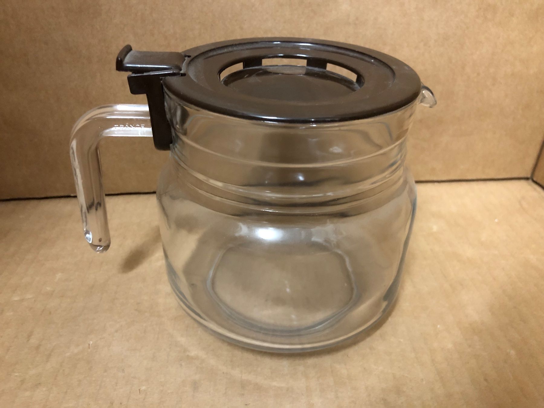 Komplettküchen: Kaffeekrug Glas mit Kunststoff Deckel – Gebraucht aus Eschlikon TG von 1.- 2