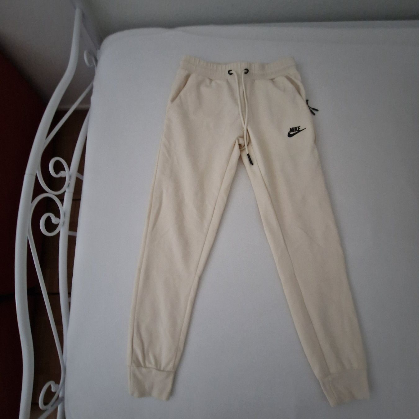 Nike Hosen: Pantalon beige  Nike taille S – Gebraucht aus Genève von elv_2hpt