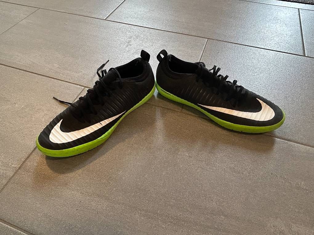 Chaussures hommes: Nike Hallenschuhe Gr. 41 – D'occasion à Thalheim an der Thur par Iselisberger 2