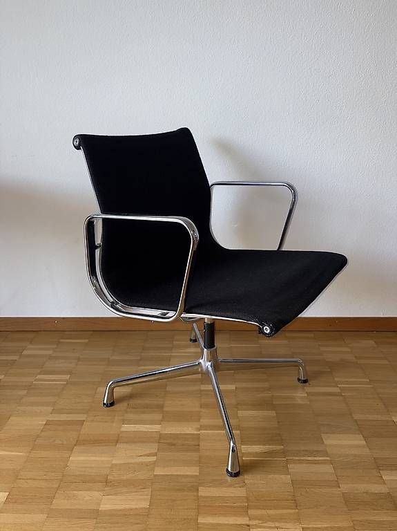 Eames Sedie: Vitra Eames Aluminium Chair – Usato da Zürich venduto da mvshi