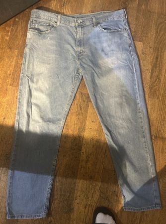 Pantalon Levi’s, 38/32, bon état.