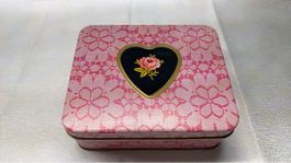 Blechdose quadratisch rosa mit Herz Motiv gebraucht