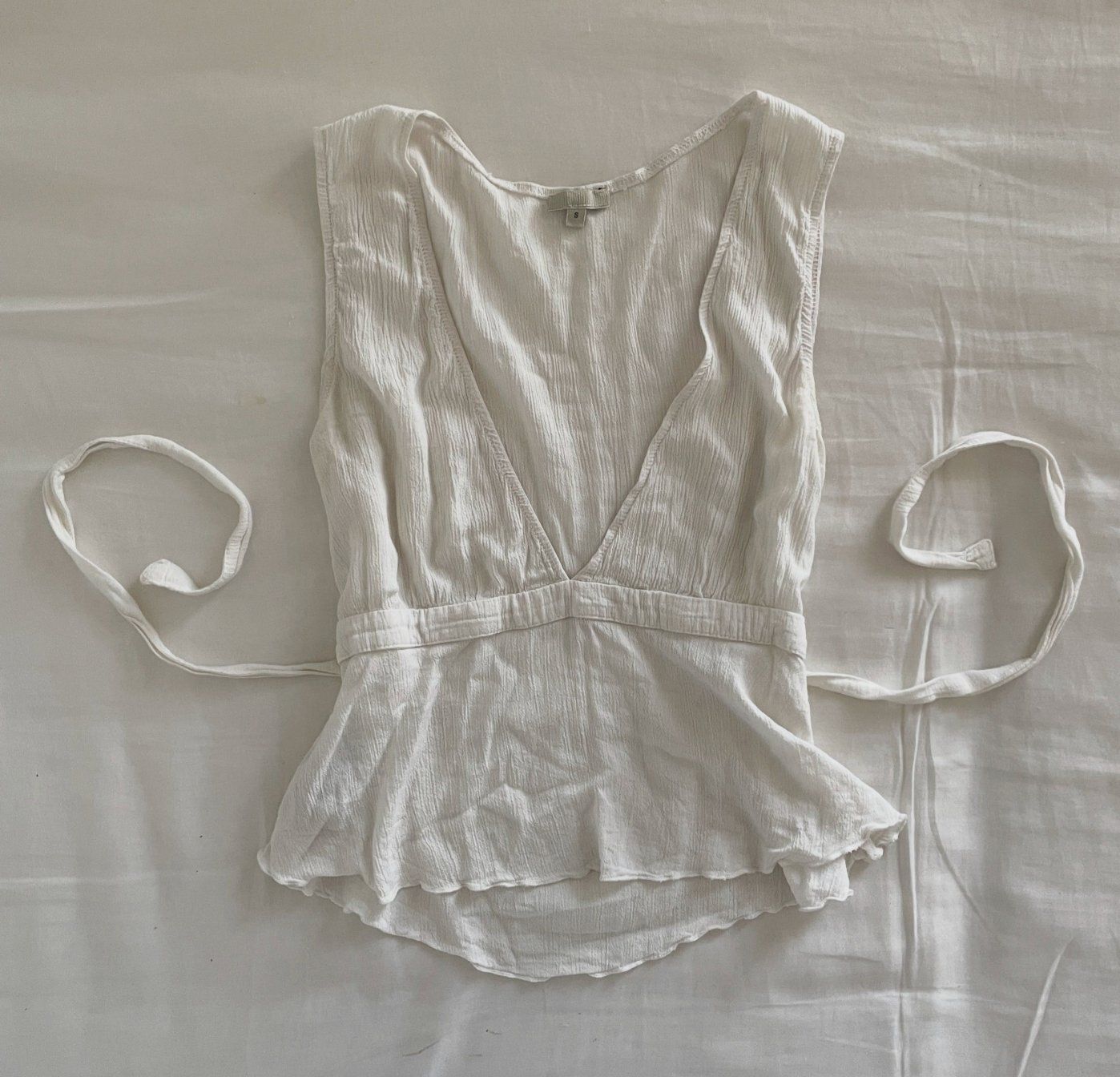 Brandy Melville Top: White tie-back v neck top – Usato da Genève venduto da toandfrom
