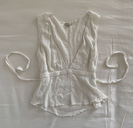 White tie-back v neck top