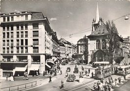 Lausanne VD Grand-Rue mit dem Montreux-Palace Tram Oldtimer