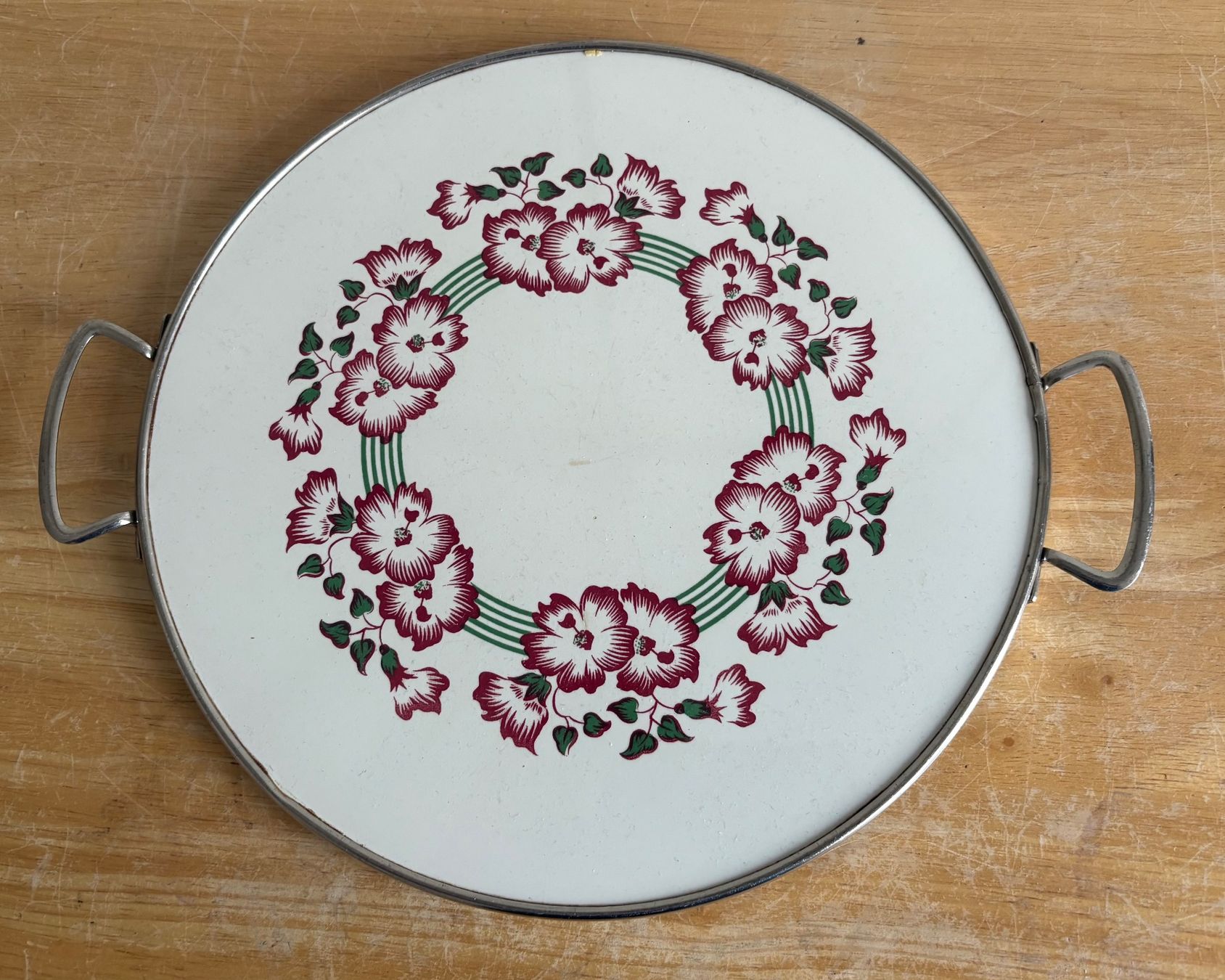 Servierplatten: Rundes Serviertablett Emaille Blumenmuster gebraucht – Gebraucht aus Frick von Rukki