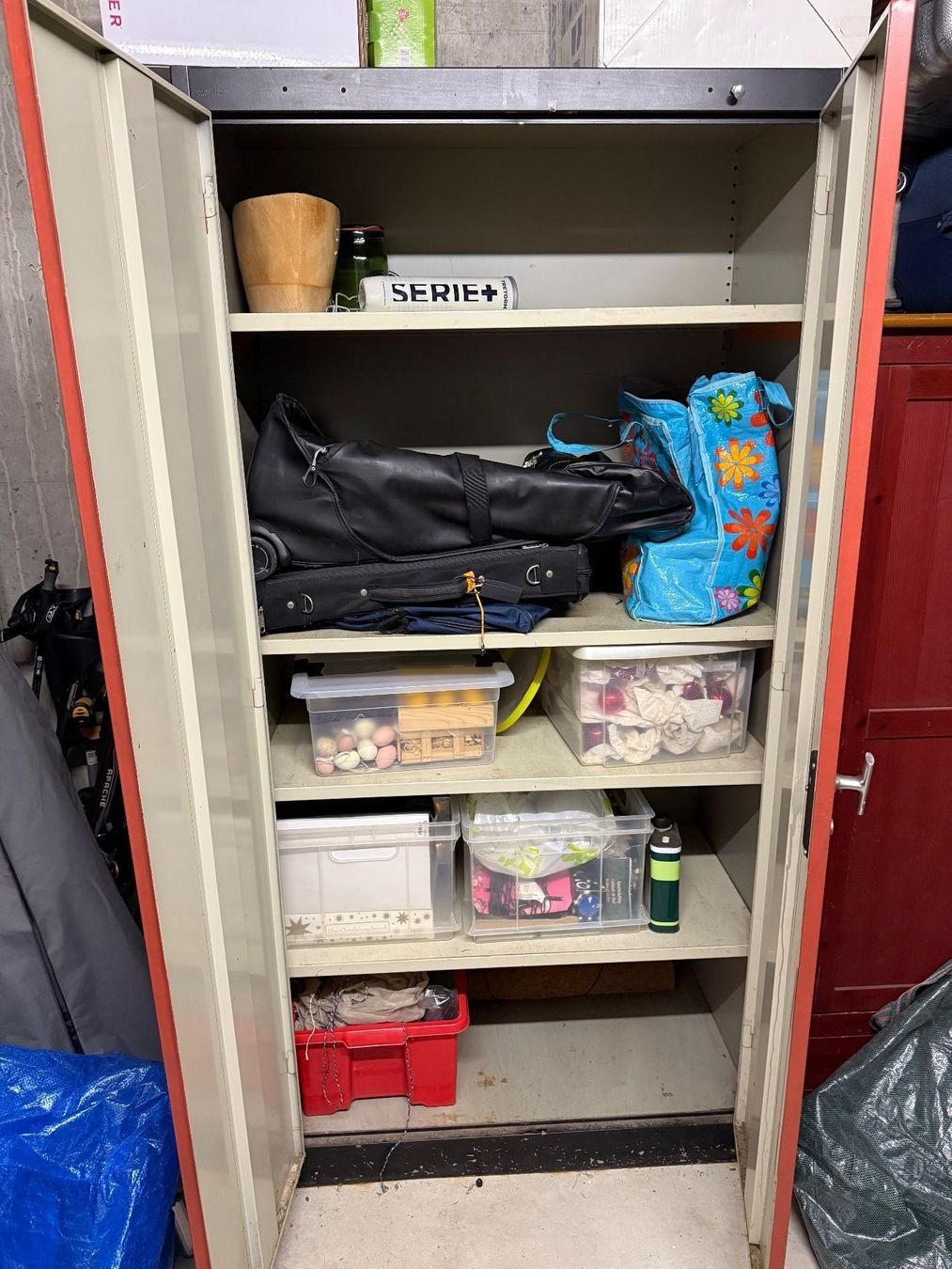 Metallschrank für Keller, Garage, Hobbyraum (Gebraucht) in Zürich für CHF 50 – nur Abholung auf Ricardo kaufen