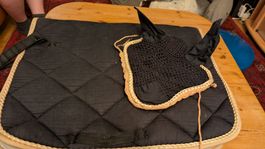 dunkle Dressur-Schabracke und passendes Ohrengarn