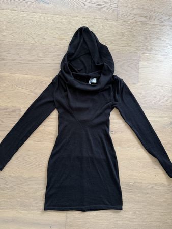 Schwarzer Pullover mit Kapuze, Grösse XS