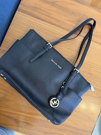 Schicke Michael Kors Tasche, schwarz, ideal für Herbst!