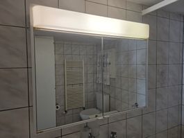 Spiegel-Schrank mit Beleuchtung, gut erhalten,