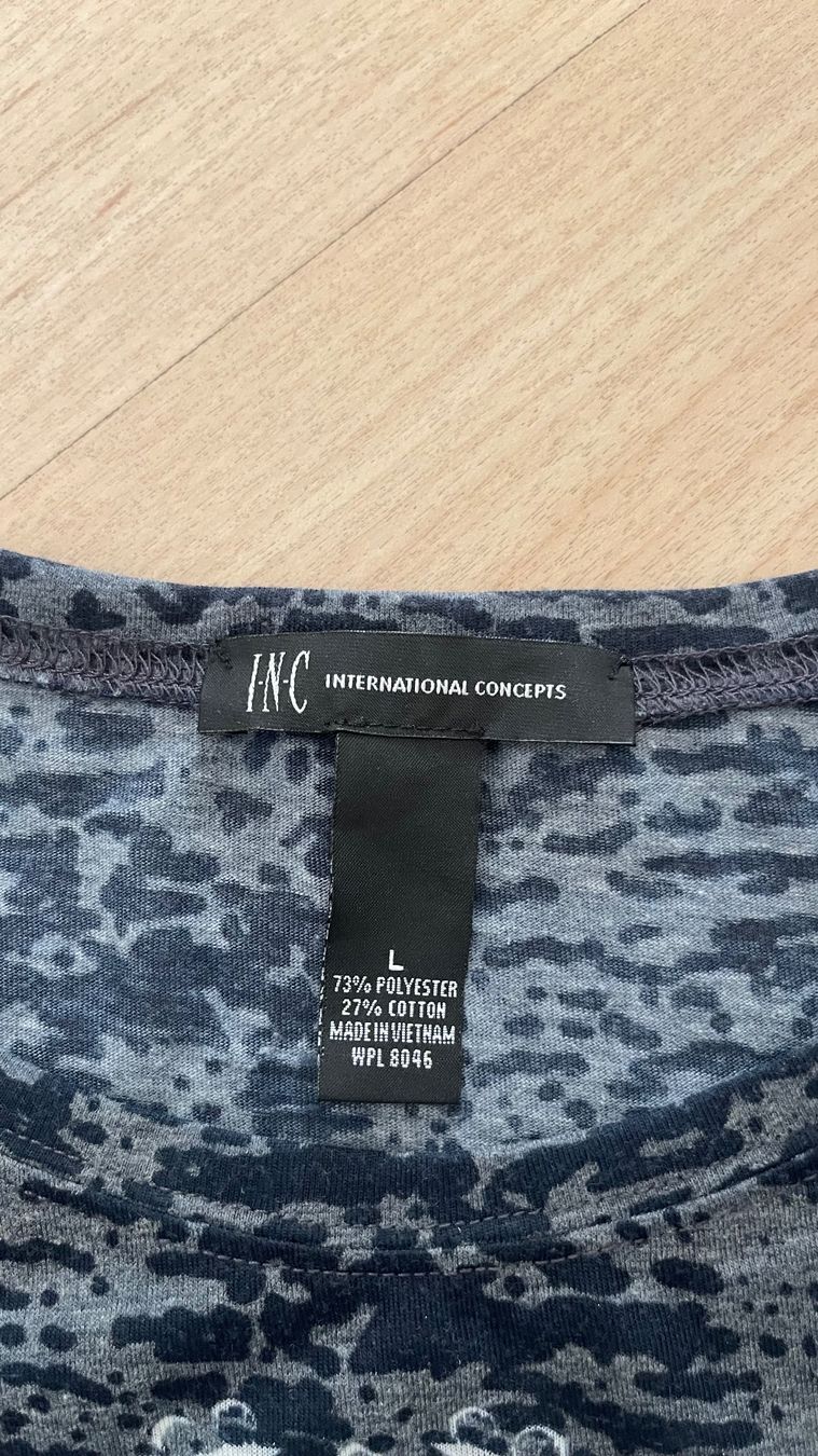 T-shirt: Damen T-Shirt gemustert Grösse L – Nuovo (secondo la descrizione) da Wetzikon ZH venduto da Schrungus 1