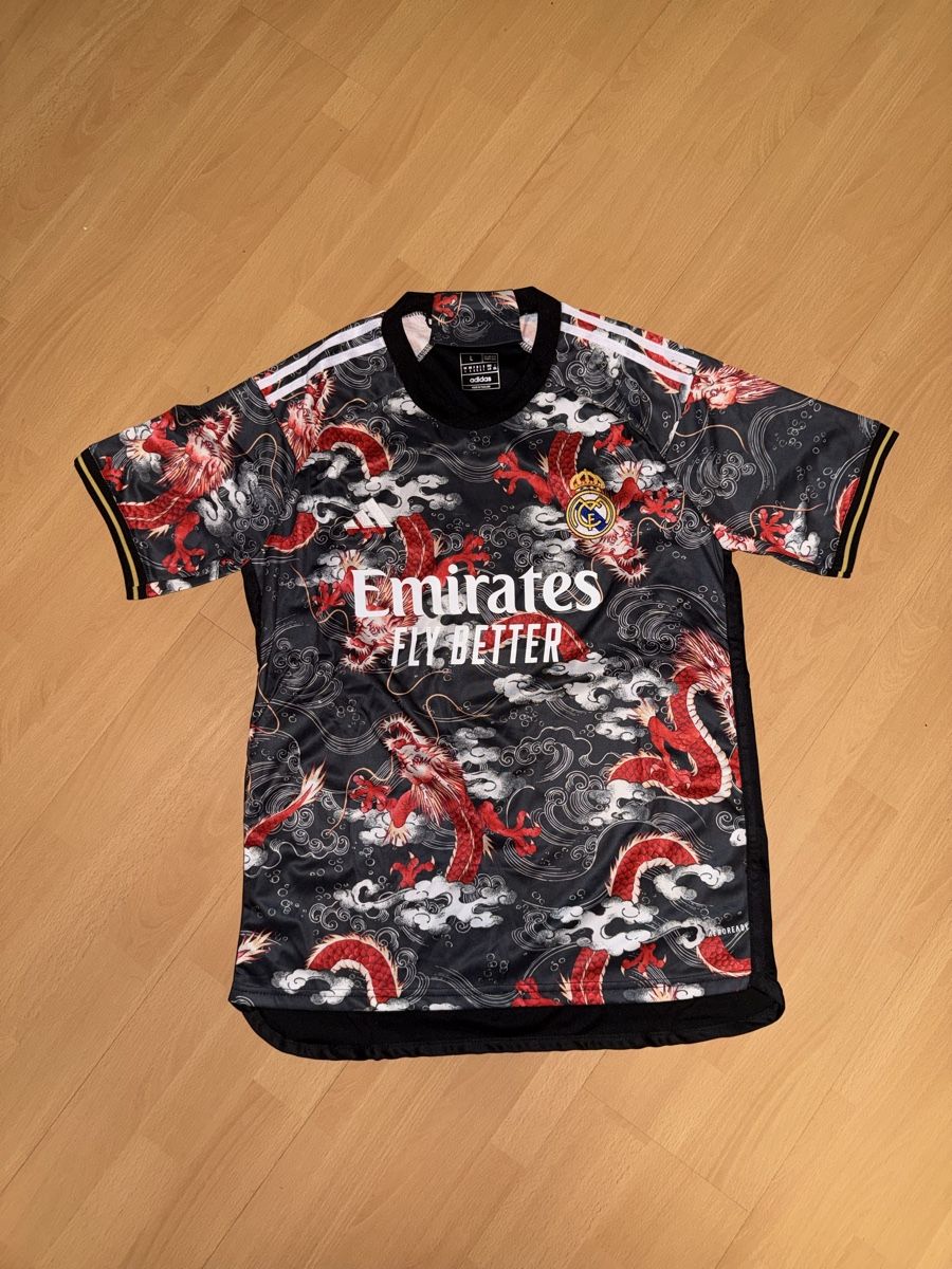Adidas Canottiere & Pantaloni: Real Madrid Trikot mit Drachenmuster - Grösse L – Nuovo (secondo la descrizione) da Au SG venduto da Dadi_Mkd
