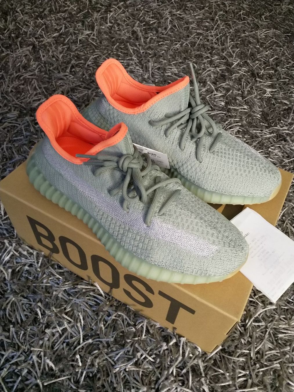 Adidas Scarpe da uomo: Yeezy Boost 350 "Desert Sage" 42 2/3 – Nuovo e nell'imballaggio originale da Dübendorf venduto da Allseller 1