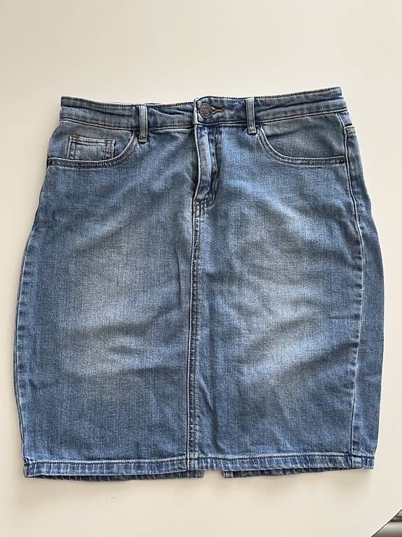 Pantaloni: Divers articles 5 francs la pièce  – Usato da Montreux venduto da Memecita 3