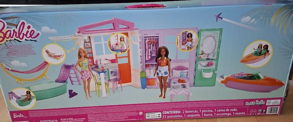 Barbie Set Da Piscina Rosa Con Barca Gonfiabile: Playset Con Accessori Per Giocare In Acqua, Regalo Perfetto Per Bambine Che Amano L'estate E Il Divertimento.