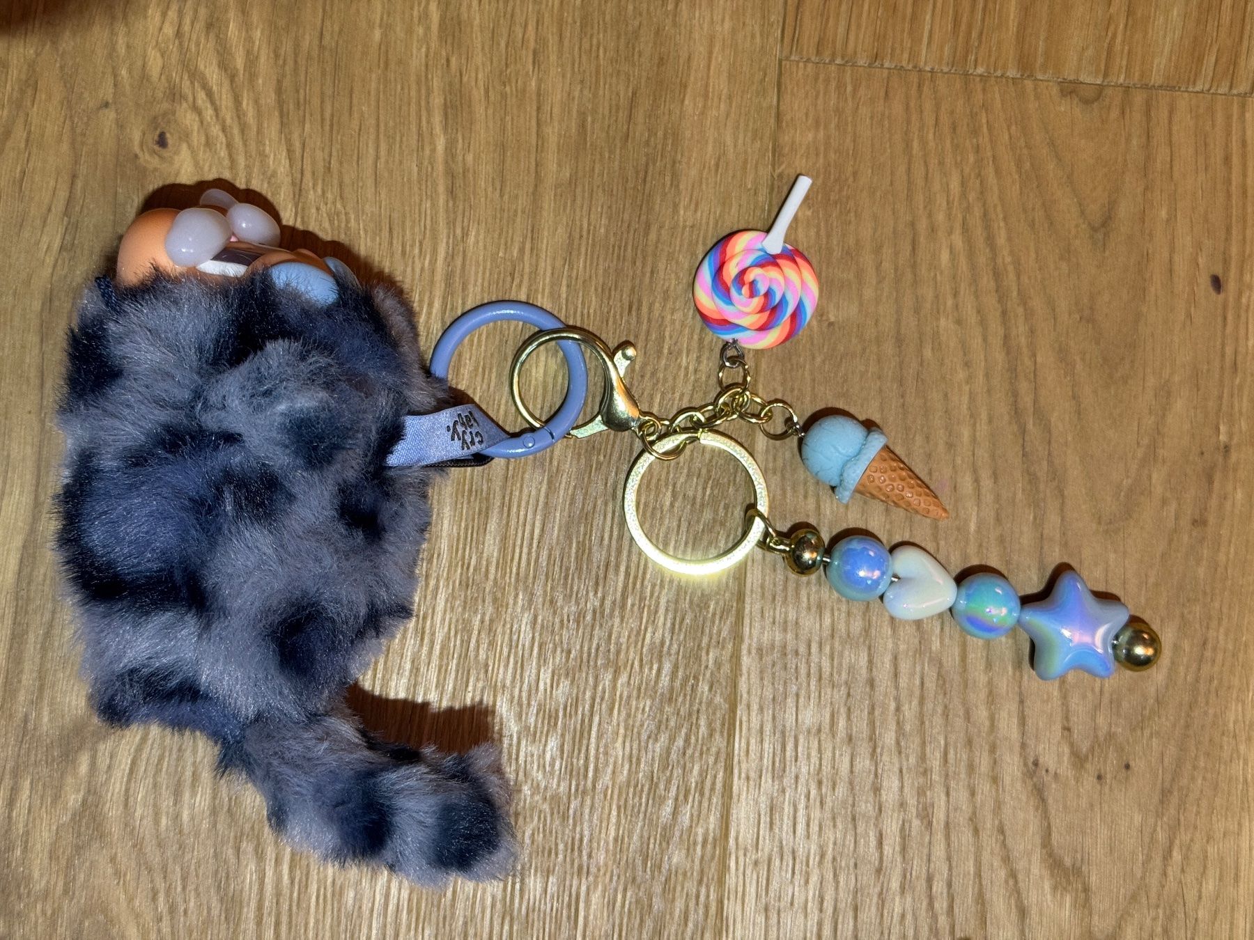 Portachiavi: Authentic custom Cry Baby Keychain – Nuovo e nell'imballaggio originale da Airolo venduto da MomTheBraggerStudio 1